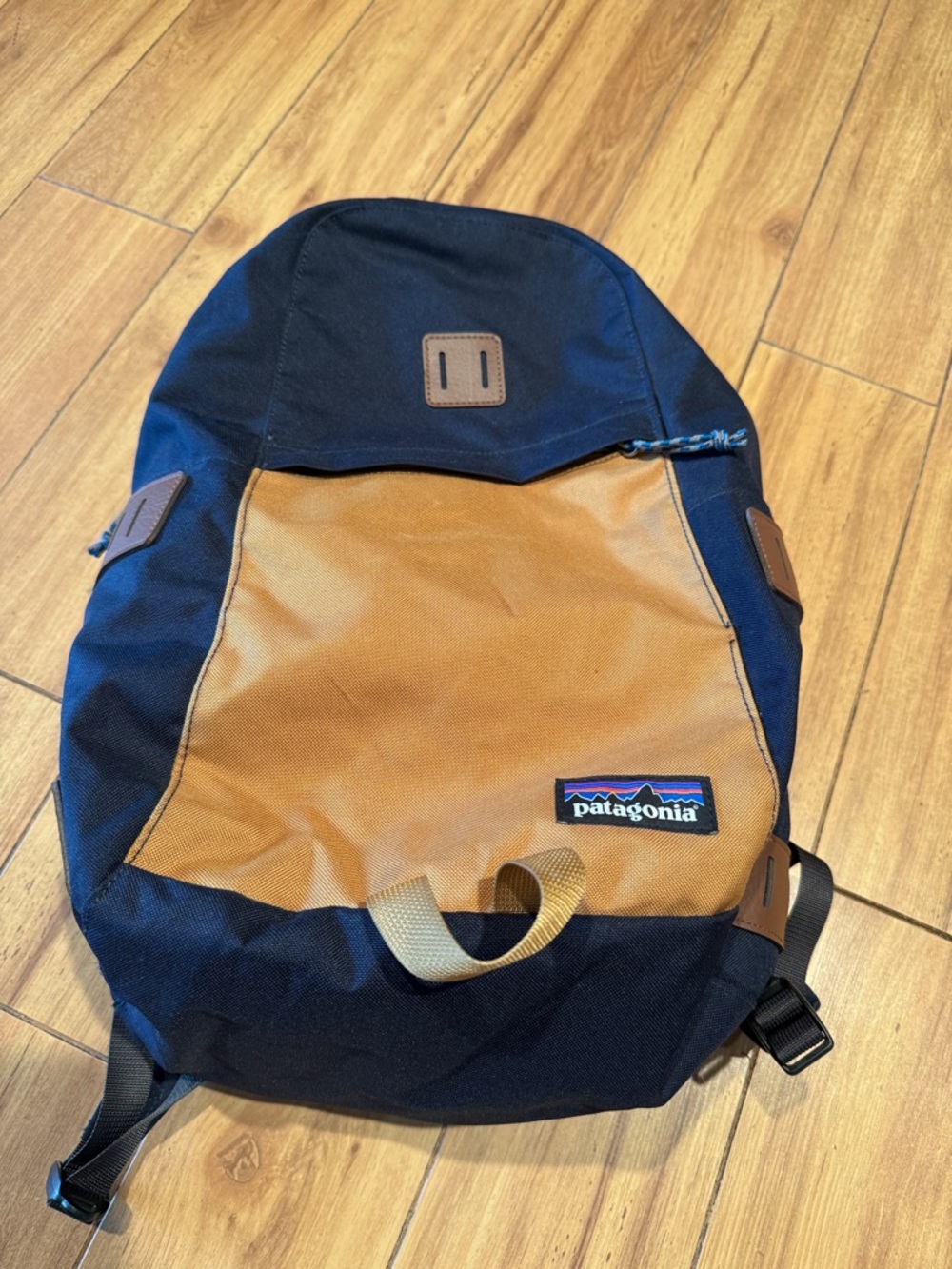 Patagonia Ironwood Backpack Navy Tan SP16 Leather Patch Daypack. Stich flaw.
